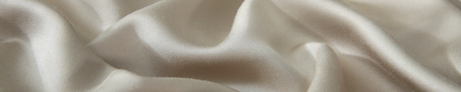 צילום תקריב של מצעי כותנה במבוק בצבע זהוב