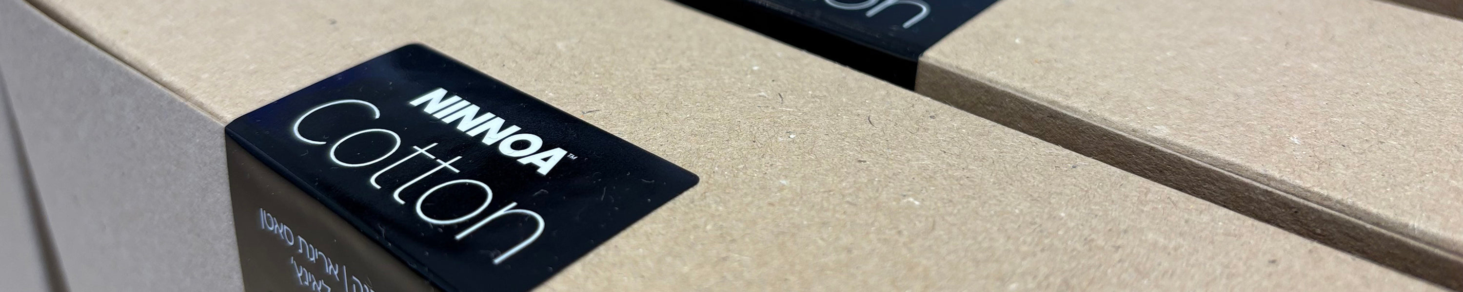 צילום תקריב של מצעי כותנה סאטן בצבע סגלגל