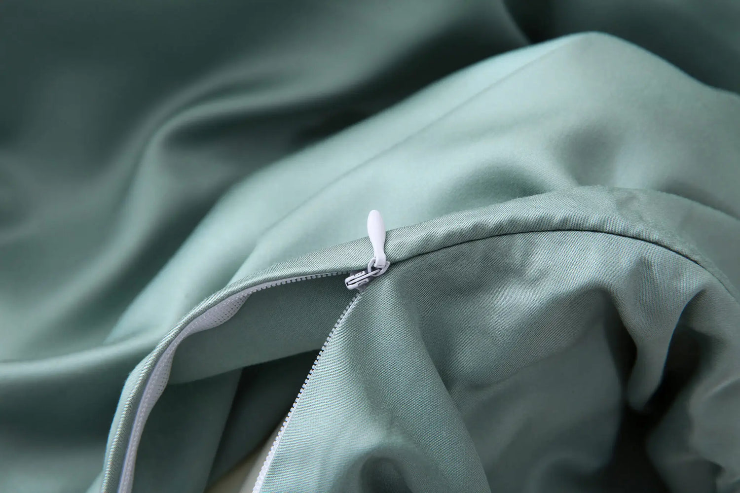 מצעי במבוק סאטן בצבע אוקיינוס ירוק