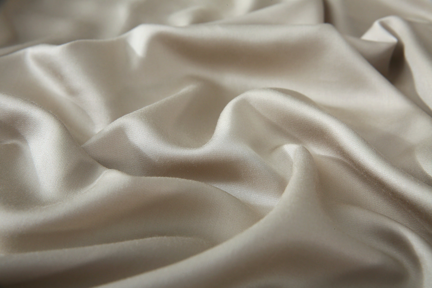 מצעי במבוק סאטן בצבע חול זהוב