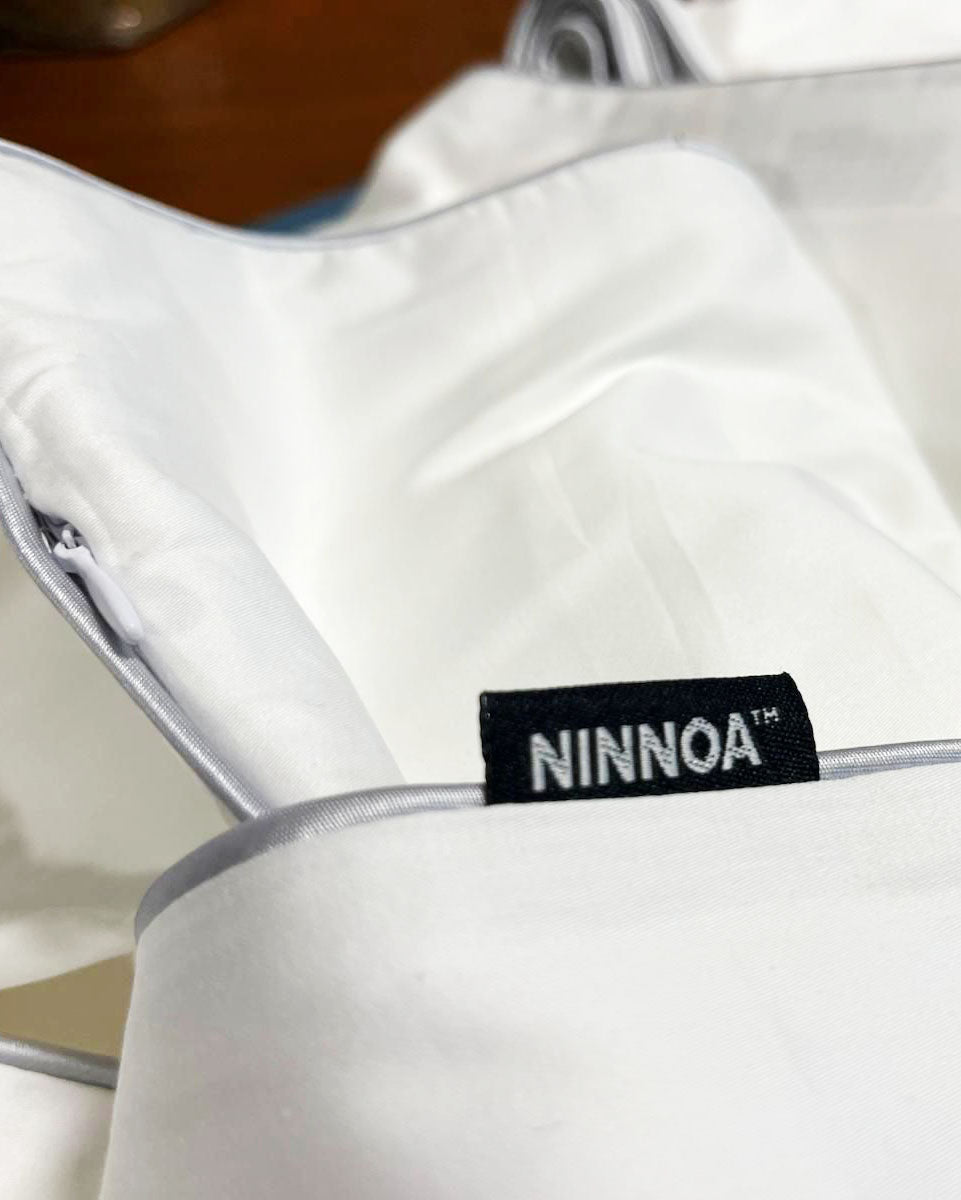 מצעי במבוק סאטן בצבע לבן - פייפ כסוף