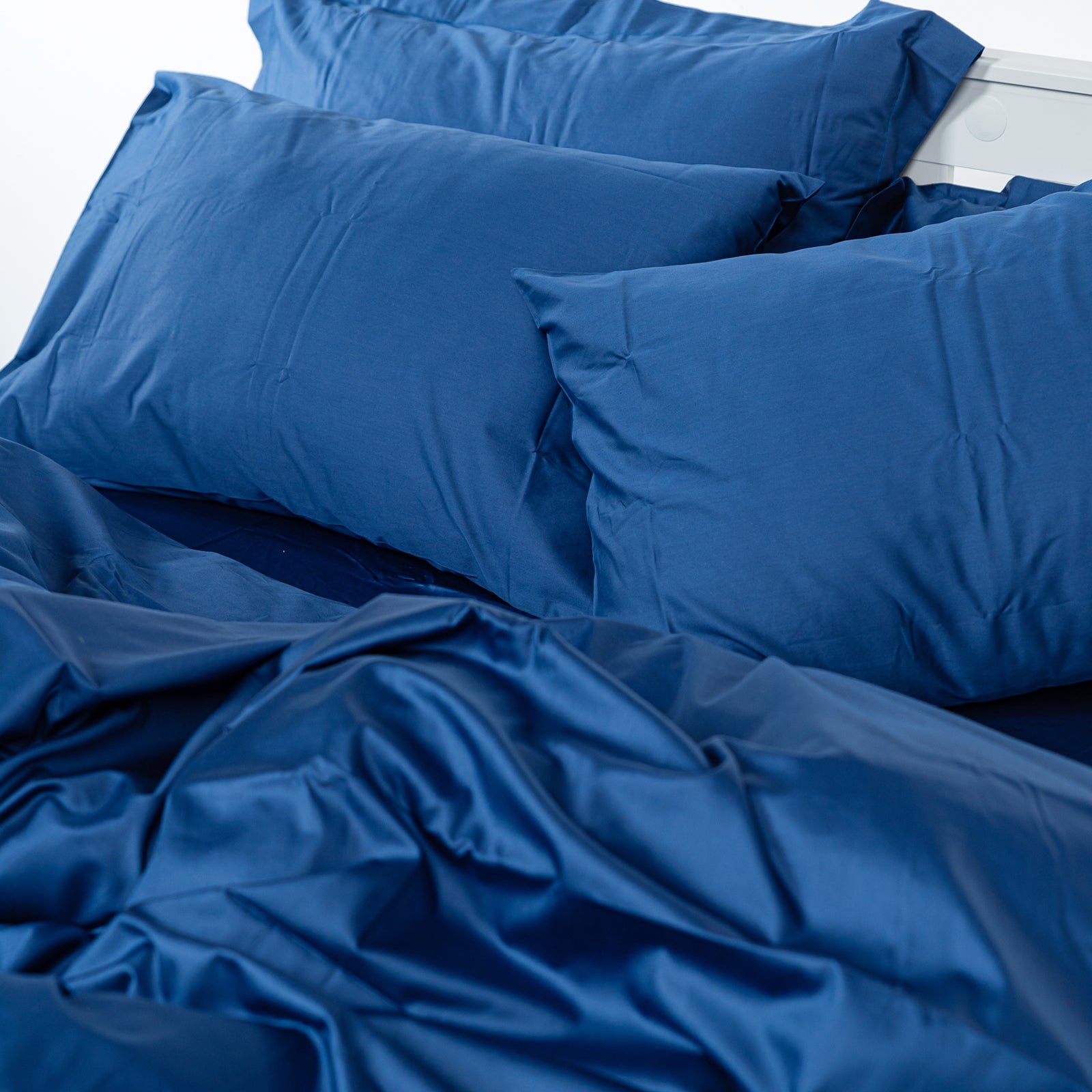 מצעים למיטה וחצי - כותנה סאטן | כחול