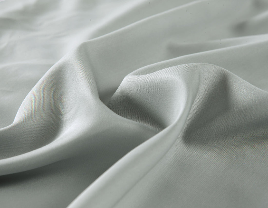 מצעי במבוק סאטן בצבע אפור כסוף בהיר