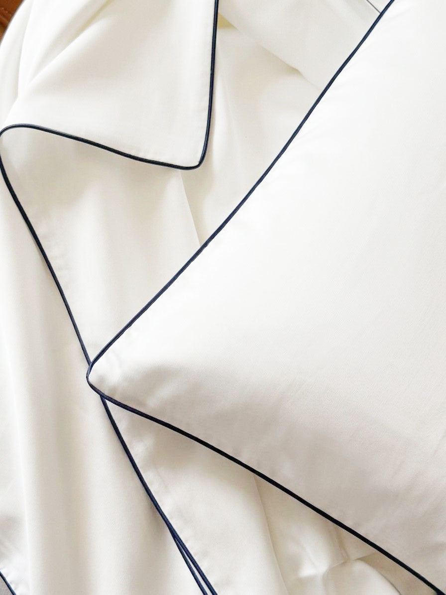 מצעי במבוק סאטן בצבע לבן - פייפ כחול כהה