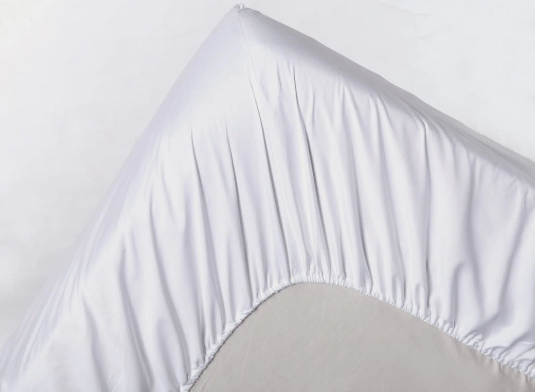 סדין במבוק לבן מתוח על מזרן