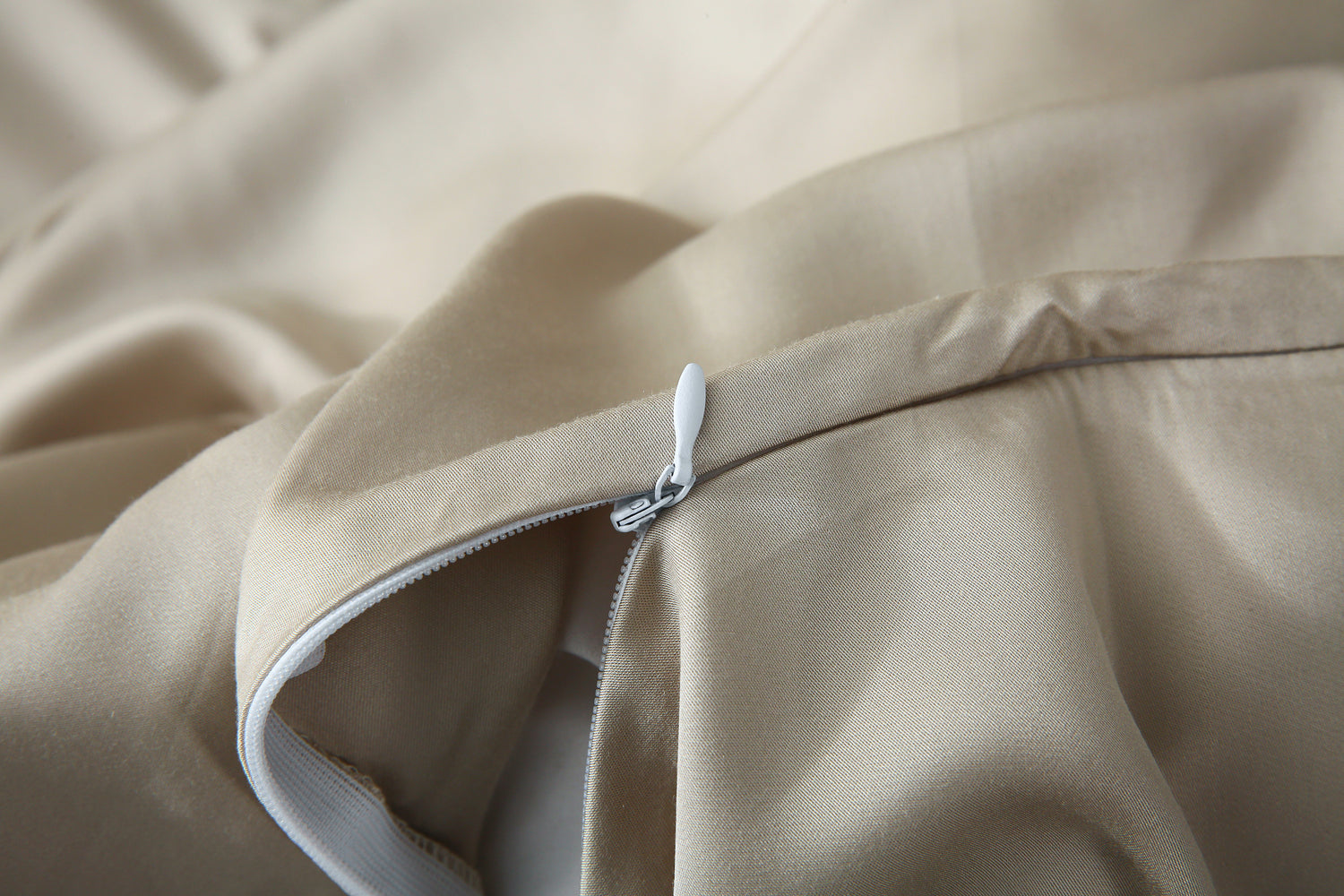 ציפה במבוק בצבע ירוק עם רוכסן חבוי